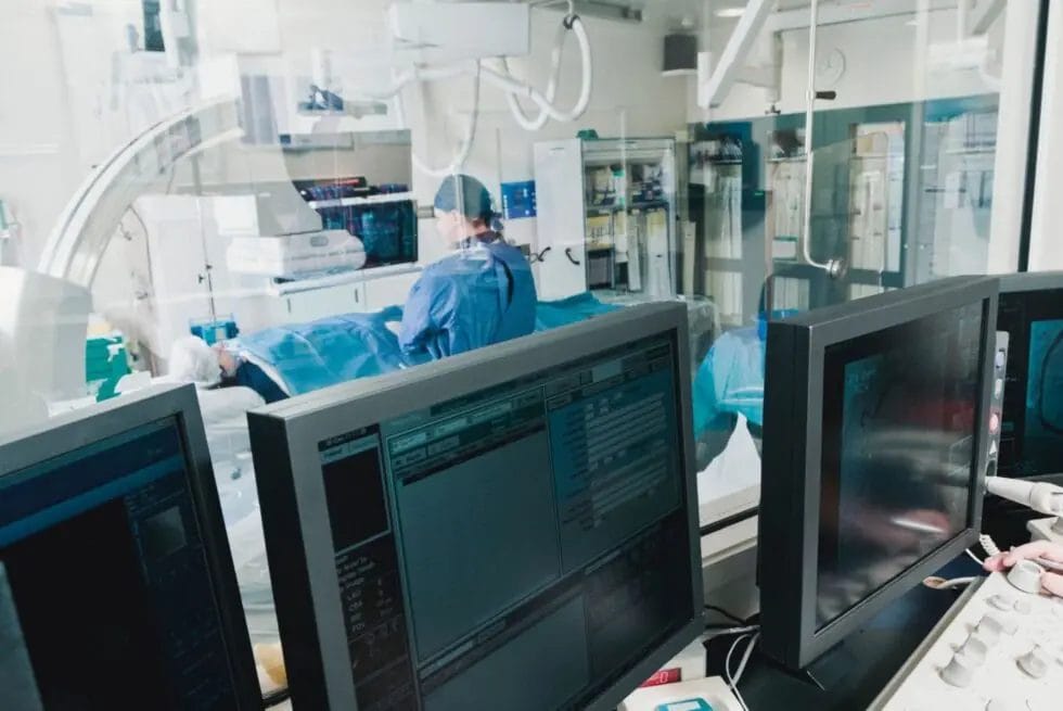 what is a travel cath lab tech